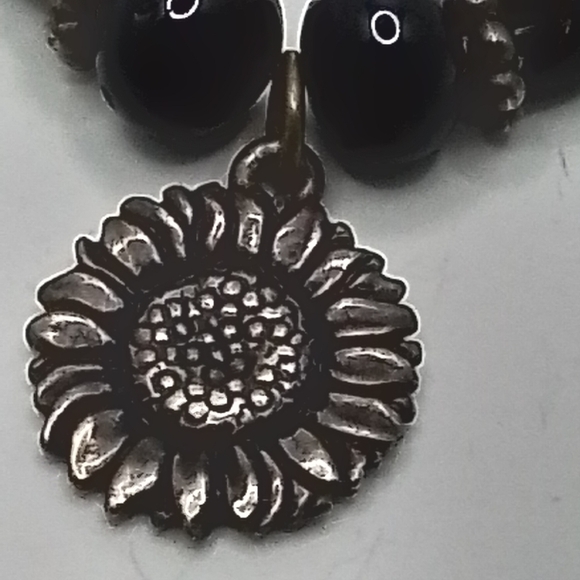 BEADED SUN FLOWER PENDENT NECKLACE - Picture 4 of 7